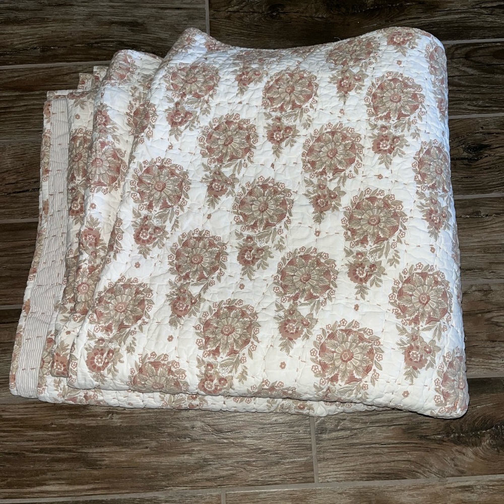 Coyuchi Flores Handstitched Organic Quilt - Picture 2 of 6